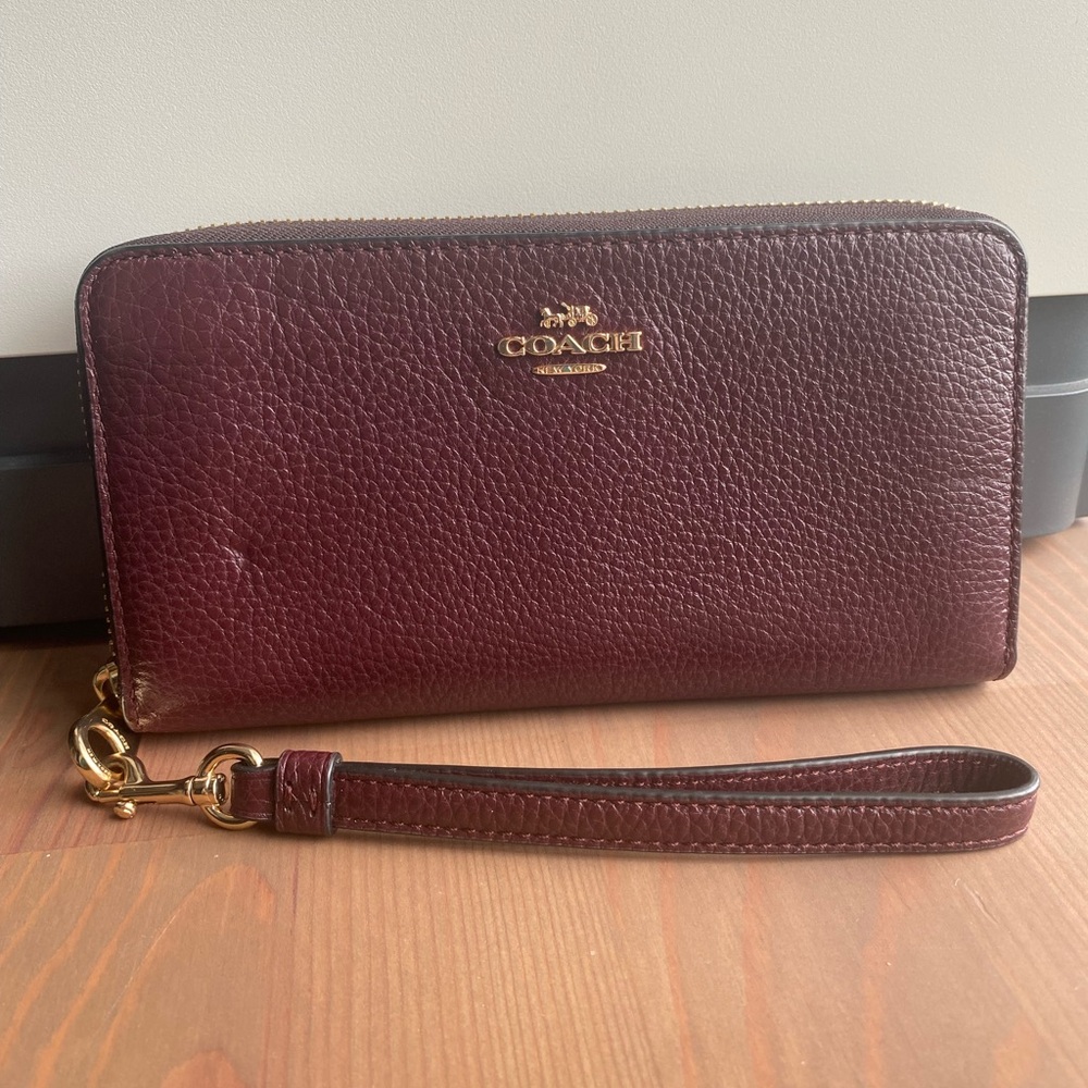 Coach‎ Accordion Zip Cranberry Pebbled Leather Wristlet Wallet Excellent